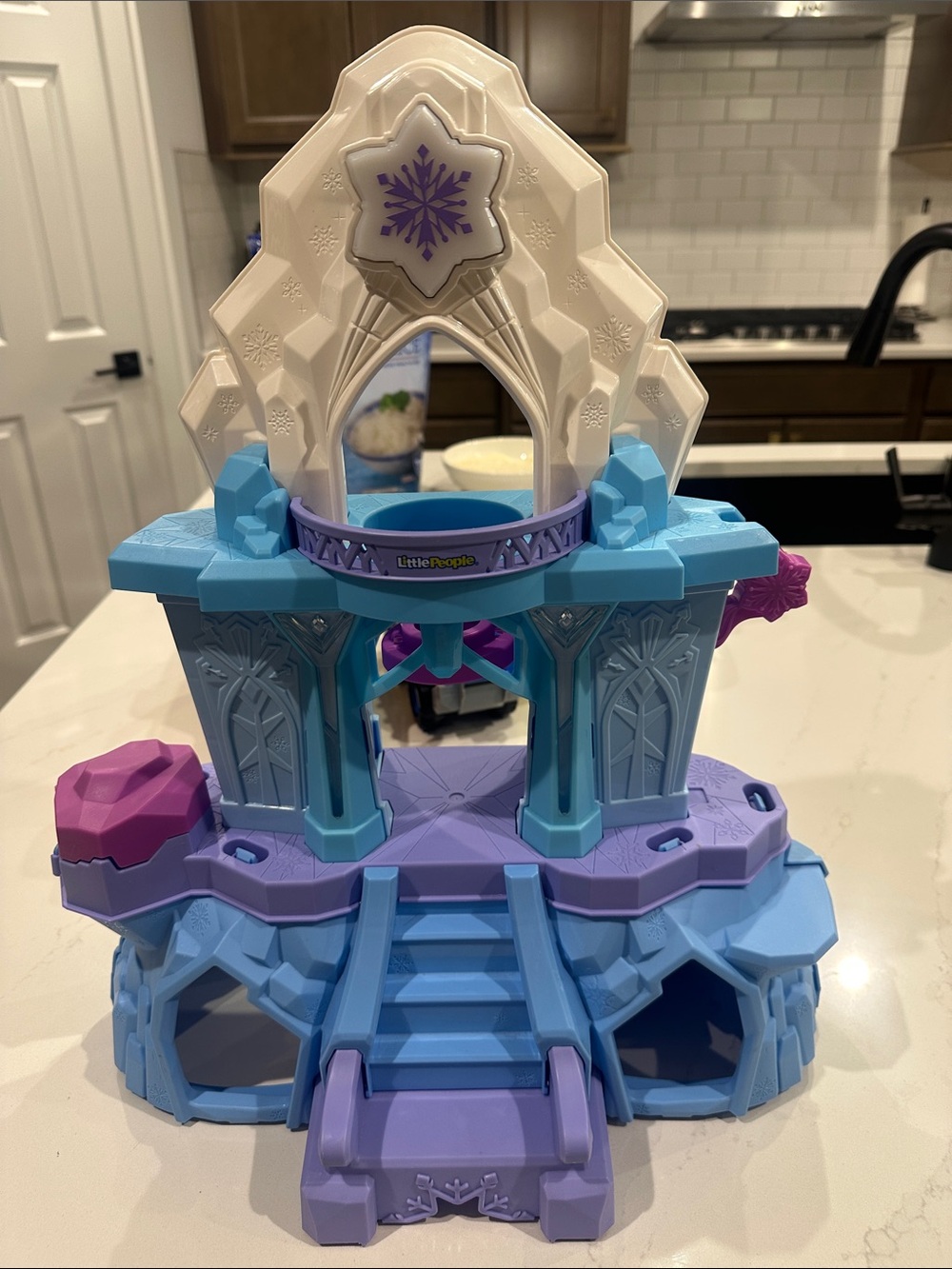 Fisher-Price Little People – Disney Frozen Elsa’s Enchanted Lights Palace